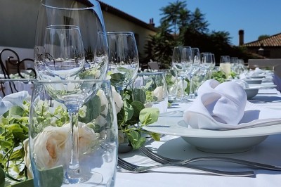 Miniature Traiteur Marseille 11 (Bouches-du-Rhône) - Les Very Traiteur #6 Calamar farci servi dans une sauce crémeuse aux herbes, présenté dans une assiette noire.