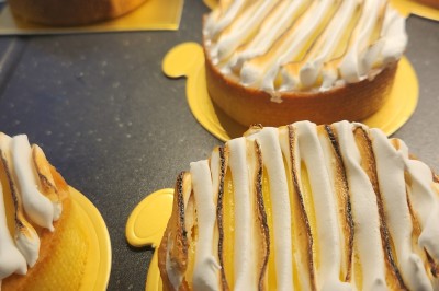 Miniature Traiteur Marseille 11 (Bouches-du-Rhône) - Les Very Traiteur #5 Calamar farci servi dans une sauce crémeuse aux herbes, présenté dans une assiette noire.