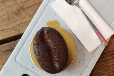 Miniature Traiteur Marseille 11 (Bouches-du-Rhône) - Les Very Traiteur #19 Calamar farci servi dans une sauce crémeuse aux herbes, présenté dans une assiette noire.