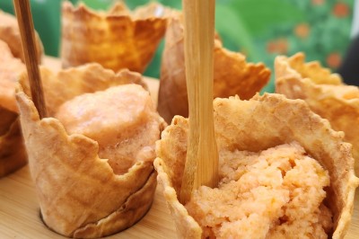 Miniature Traiteur Marseille 11 (Bouches-du-Rhône) - Les Very Traiteur #10 Calamar farci servi dans une sauce crémeuse aux herbes, présenté dans une assiette noire.