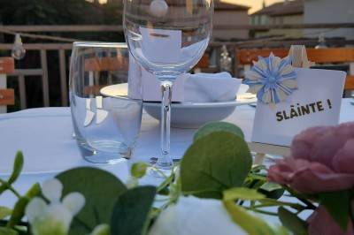 Miniature Traiteur Marseille 11 (Bouches-du-Rhône) - Les Very Traiteur #22 Calamar farci servi dans une sauce crémeuse aux herbes, présenté dans une assiette noire.