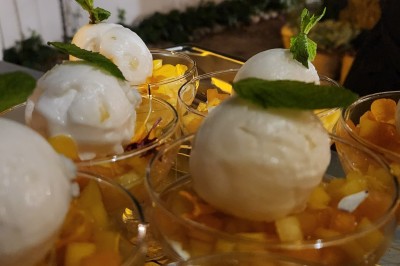 Miniature Traiteur Marseille 11 (Bouches-du-Rhône) - Les Very Traiteur #14 Calamar farci servi dans une sauce crémeuse aux herbes, présenté dans une assiette noire.