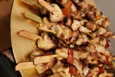 Miniature Traiteur Marseille 11 (Bouches-du-Rhône) - Les Very Traiteur #11 Calamar farci servi dans une sauce crémeuse aux herbes, présenté dans une assiette noire.