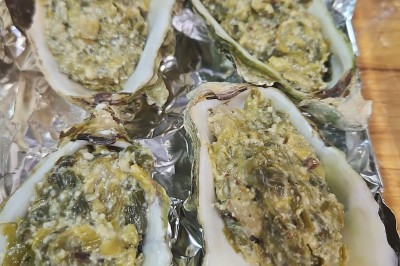 Miniature Traiteur Marseille 11 (Bouches-du-Rhône) - Les Very Traiteur #24 Calamar farci servi dans une sauce crémeuse aux herbes, présenté dans une assiette noire.