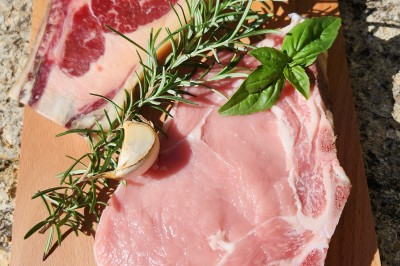 Miniature Traiteur Marseille 11 (Bouches-du-Rhône) - Les Very Traiteur #25 Calamar farci servi dans une sauce crémeuse aux herbes, présenté dans une assiette noire.