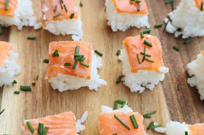 Miniature Traiteur Marseille 11 (Bouches-du-Rhône) - Les Very Traiteur #9 Calamar farci servi dans une sauce crémeuse aux herbes, présenté dans une assiette noire.