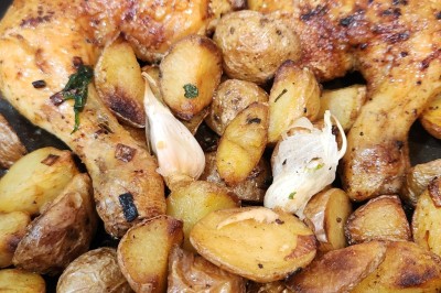 Miniature Traiteur Marseille 11 (Bouches-du-Rhône) - Les Very Traiteur #30 Calamar farci servi dans une sauce crémeuse aux herbes, présenté dans une assiette noire.