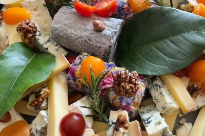 Miniature Traiteur Marseille 11 (Bouches-du-Rhône) - Les Very Traiteur #35 Calamar farci servi dans une sauce crémeuse aux herbes, présenté dans une assiette noire.