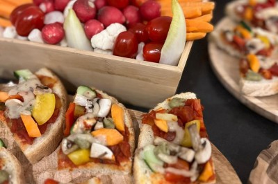 Miniature Traiteur Marseille 11 (Bouches-du-Rhône) - Les Very Traiteur #36 Calamar farci servi dans une sauce crémeuse aux herbes, présenté dans une assiette noire.