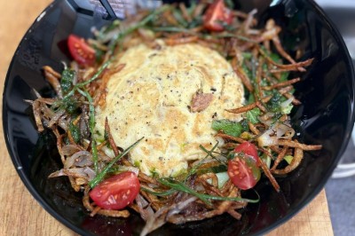 Miniature Traiteur Marseille 11 (Bouches-du-Rhône) - Les Very Traiteur #37 Calamar farci servi dans une sauce crémeuse aux herbes, présenté dans une assiette noire.