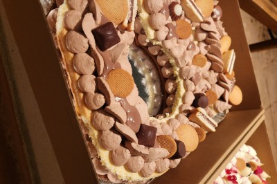 Miniature Traiteur Marseille 11 (Bouches-du-Rhône) - Les Very Traiteur #2 Bouchées croustillantes garnies de feuilles de menthe, présentées sur un plateau en bois dans un cadre extérieur.