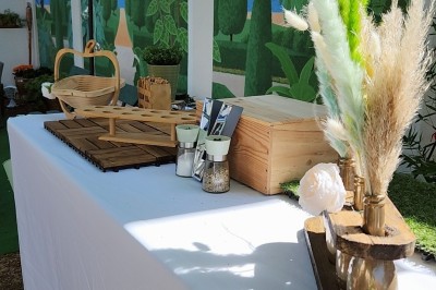 Miniature Traiteur Marseille 11 (Bouches-du-Rhône) - Les Very Traiteur #4 Bouchées croustillantes garnies de feuilles de menthe, présentées sur un plateau en bois dans un cadre extérieur.