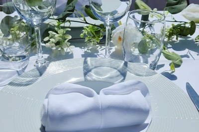 Miniature Traiteur Marseille 11 (Bouches-du-Rhône) - Les Very Traiteur #5 Bouchées croustillantes garnies de feuilles de menthe, présentées sur un plateau en bois dans un cadre extérieur.