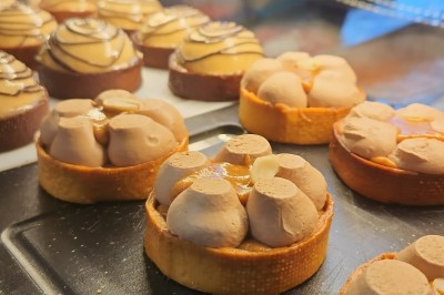 Miniature Traiteur Marseille 11 (Bouches-du-Rhône) - Les Very Traiteur #7 Bouchées croustillantes garnies de feuilles de menthe, présentées sur un plateau en bois dans un cadre extérieur.