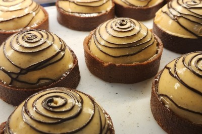 Miniature Traiteur Marseille 11 (Bouches-du-Rhône) - Les Very Traiteur #8 Bouchées croustillantes garnies de feuilles de menthe, présentées sur un plateau en bois dans un cadre extérieur.