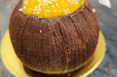 Miniature Traiteur Marseille 11 (Bouches-du-Rhône) - Les Very Traiteur #11 Bouchées croustillantes garnies de feuilles de menthe, présentées sur un plateau en bois dans un cadre extérieur.