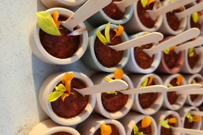 Miniature Traiteur Marseille 11 (Bouches-du-Rhône) - Les Very Traiteur #12 Bouchées croustillantes garnies de feuilles de menthe, présentées sur un plateau en bois dans un cadre extérieur.