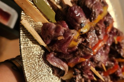 Miniature Traiteur Marseille 11 (Bouches-du-Rhône) - Les Very Traiteur #18 Bouchées croustillantes garnies de feuilles de menthe, présentées sur un plateau en bois dans un cadre extérieur.