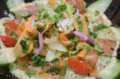 Miniature Traiteur Marseille 11 (Bouches-du-Rhône) - Les Very Traiteur #23 Bouchées croustillantes garnies de feuilles de menthe, présentées sur un plateau en bois dans un cadre extérieur.