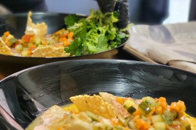 Miniature Traiteur Marseille 11 (Bouches-du-Rhône) - Les Very Traiteur #24 Bouchées croustillantes garnies de feuilles de menthe, présentées sur un plateau en bois dans un cadre extérieur.