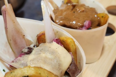 Miniature Traiteur Marseille 11 (Bouches-du-Rhône) - Les Very Traiteur #26 Bouchées croustillantes garnies de feuilles de menthe, présentées sur un plateau en bois dans un cadre extérieur.