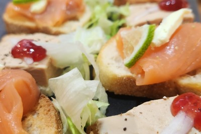 Miniature Traiteur Marseille 11 (Bouches-du-Rhône) - Les Very Traiteur #28 Bouchées croustillantes garnies de feuilles de menthe, présentées sur un plateau en bois dans un cadre extérieur.