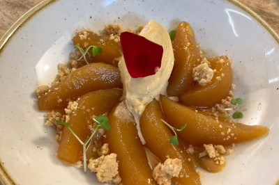 Miniature Traiteur Marseille 11 (Bouches-du-Rhône) - Les Very Traiteur #31 Bouchées croustillantes garnies de feuilles de menthe, présentées sur un plateau en bois dans un cadre extérieur.