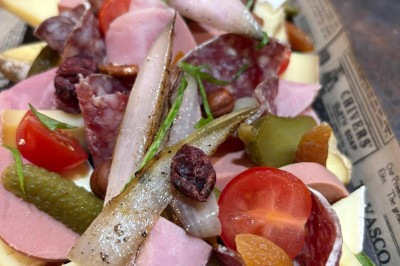 Miniature Traiteur Marseille 11 (Bouches-du-Rhône) - Les Very Traiteur #36 Bouchées croustillantes garnies de feuilles de menthe, présentées sur un plateau en bois dans un cadre extérieur.