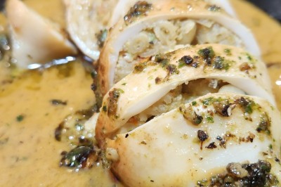 Miniature Traiteur Marseille 11 (Bouches-du-Rhône) - Les Very Traiteur #38 Bouchées croustillantes garnies de feuilles de menthe, présentées sur un plateau en bois dans un cadre extérieur.