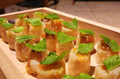 Miniature Traiteur Marseille 11 (Bouches-du-Rhône) - Les Very Traiteur #40 Bouchées croustillantes garnies de feuilles de menthe, présentées sur un plateau en bois dans un cadre extérieur.