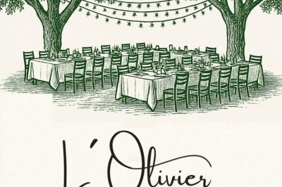 Illustration de deux oliviers entourant des tables et chaises disposées en extérieur, décorées de guirlandes lumineuses.