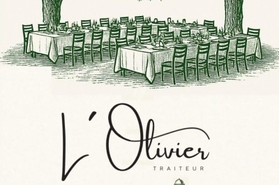 Illustration de deux oliviers entourant des tables et chaises disposées en extérieur, décorées de guirlandes lumineuses.
