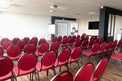 Table dressée avec cafetières, théière, tasses et condiments, placée près d'une fenêtre lumineuse.