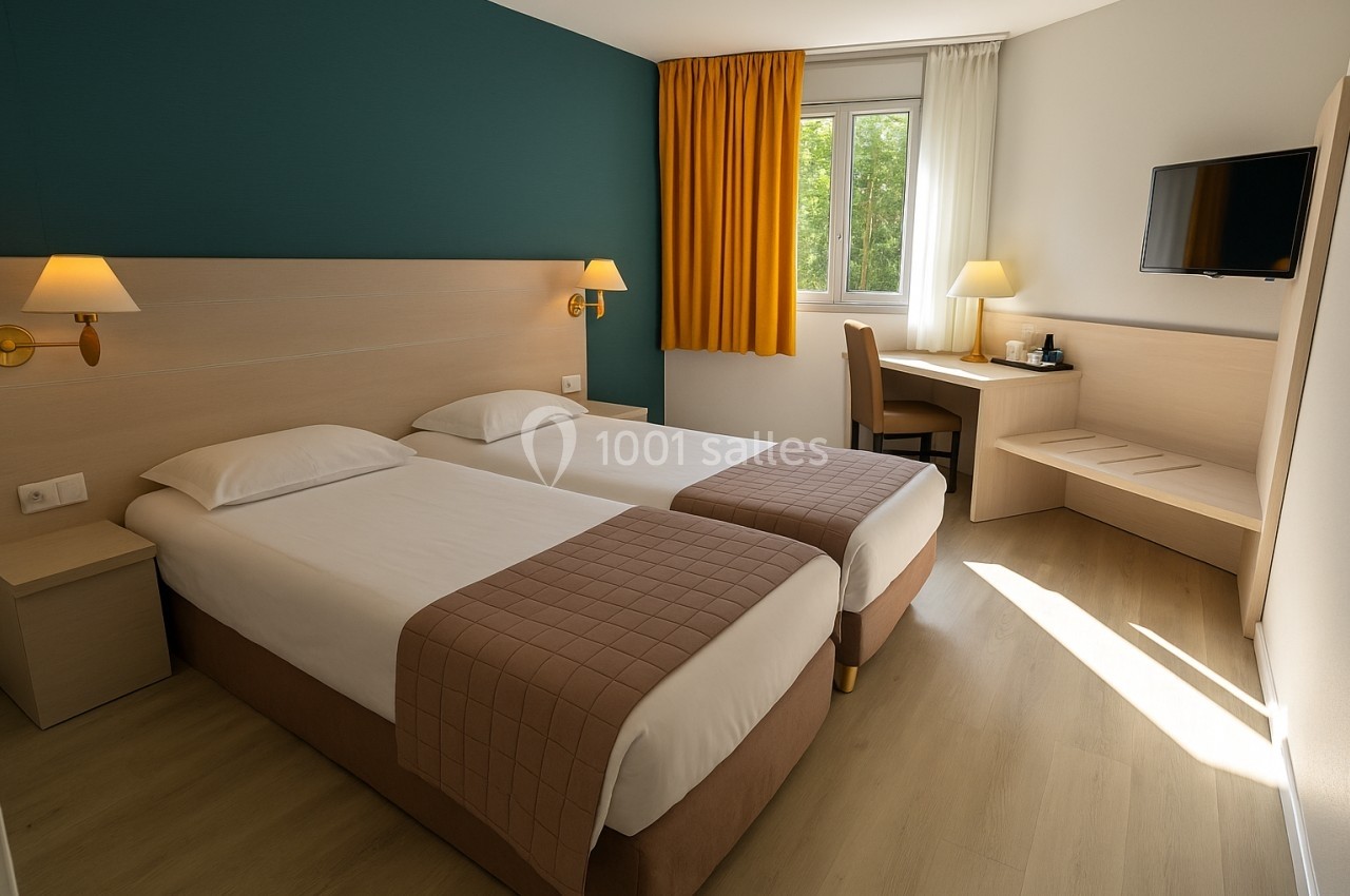 Chambre d'hôtel lumineuse avec deux lits simples, bureau, télévision murale et fenêtre avec rideaux jaunes.