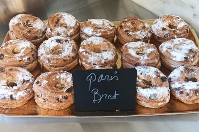 Plateaux garnis de charcuteries variées, cornichons et tranches de salami, présentés en trois tailles différentes.