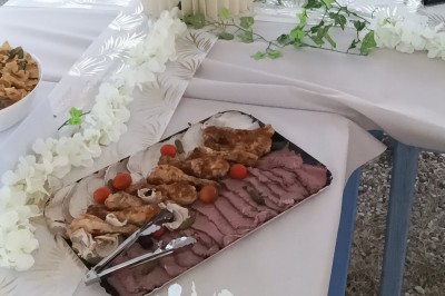 Plateaux garnis de charcuteries variées, cornichons et tranches de salami, présentés en trois tailles différentes.