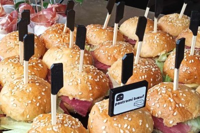 Plateaux garnis de charcuteries variées, cornichons et tranches de salami, présentés en trois tailles différentes.
