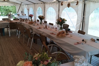 Plateaux garnis de charcuteries variées, cornichons et tranches de salami, présentés en trois tailles différentes.