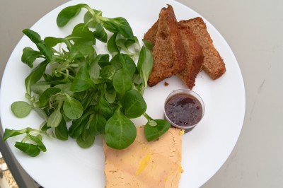 Plateaux garnis de charcuteries variées, cornichons et tranches de salami, présentés en trois tailles différentes.