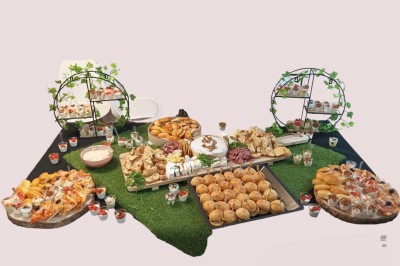 Plateaux garnis de charcuteries variées, cornichons et tranches de salami, présentés en trois tailles différentes.