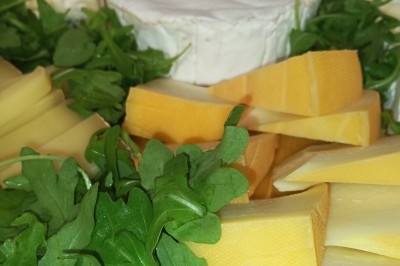 Plateaux garnis de charcuteries variées, cornichons et tranches de salami, présentés en trois tailles différentes.