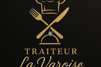 Plateaux garnis de charcuteries variées, cornichons et tranches de salami, présentés en trois tailles différentes.