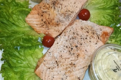 Plateaux garnis de charcuteries variées, cornichons et tranches de salami, présentés en trois tailles différentes.