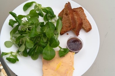 Plateaux garnis de charcuteries variées, cornichons et tranches de salami, présentés en trois tailles différentes.