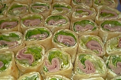 Plateaux garnis de charcuteries variées, cornichons et tranches de salami, présentés en trois tailles différentes.