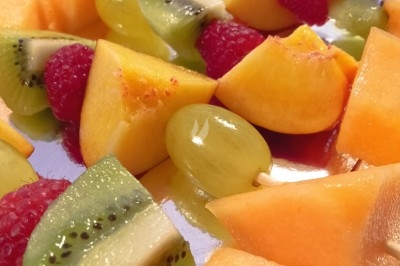 Plateaux garnis de charcuteries variées, cornichons et tranches de salami, présentés en trois tailles différentes.