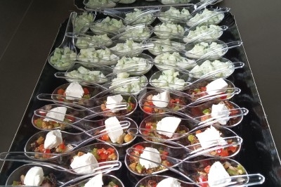 Plateaux garnis de charcuteries variées, cornichons et tranches de salami, présentés en trois tailles différentes.