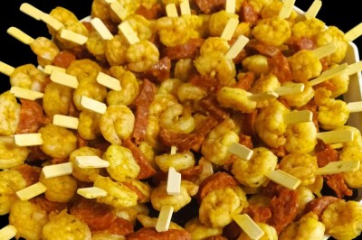 Plateaux garnis de charcuteries variées, cornichons et tranches de salami, présentés en trois tailles différentes.