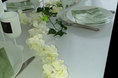 Plateaux garnis de charcuteries variées, cornichons et tranches de salami, présentés en trois tailles différentes.