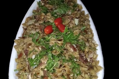 Plateaux garnis de charcuteries variées, cornichons et tranches de salami, présentés en trois tailles différentes.